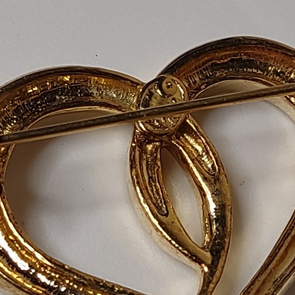 Cute Gold Tone Heart Shaped Brooch - Picture 13 of 16